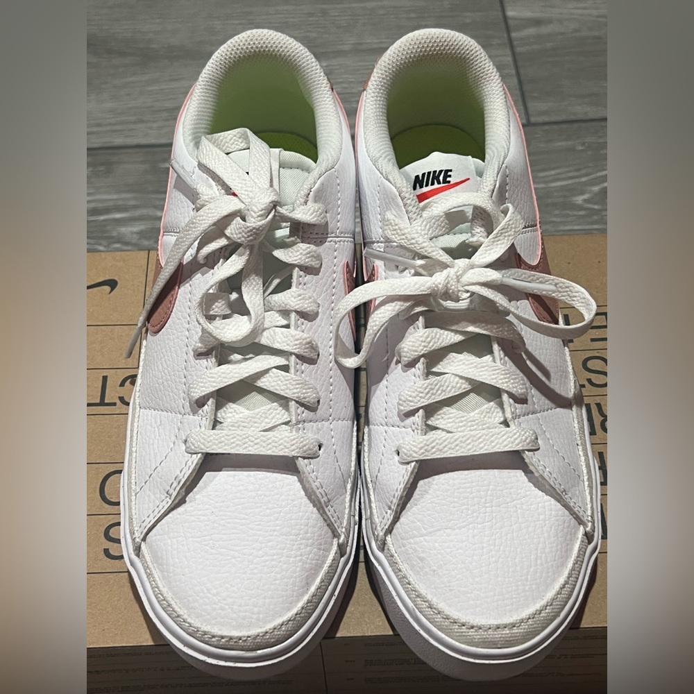 Nike- Court Legacy NN (white rose)